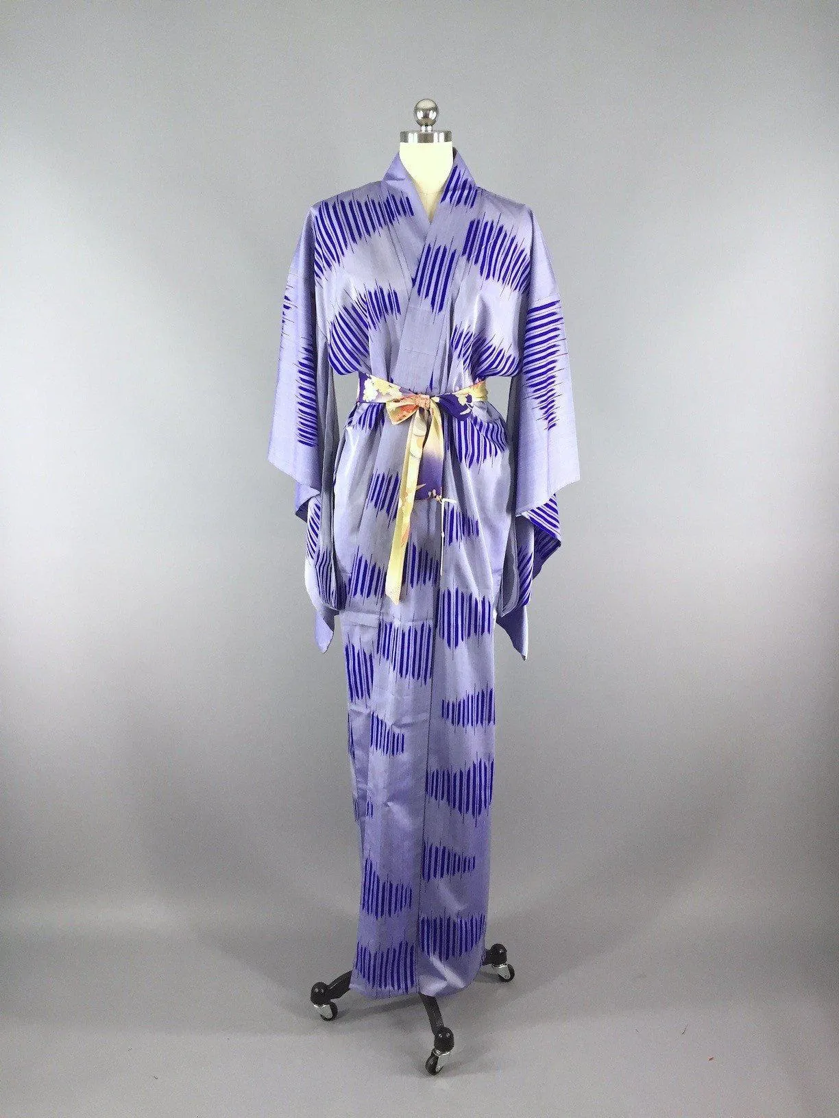 1950s Vintage Kimono Robe Yukata / Blue Ikat