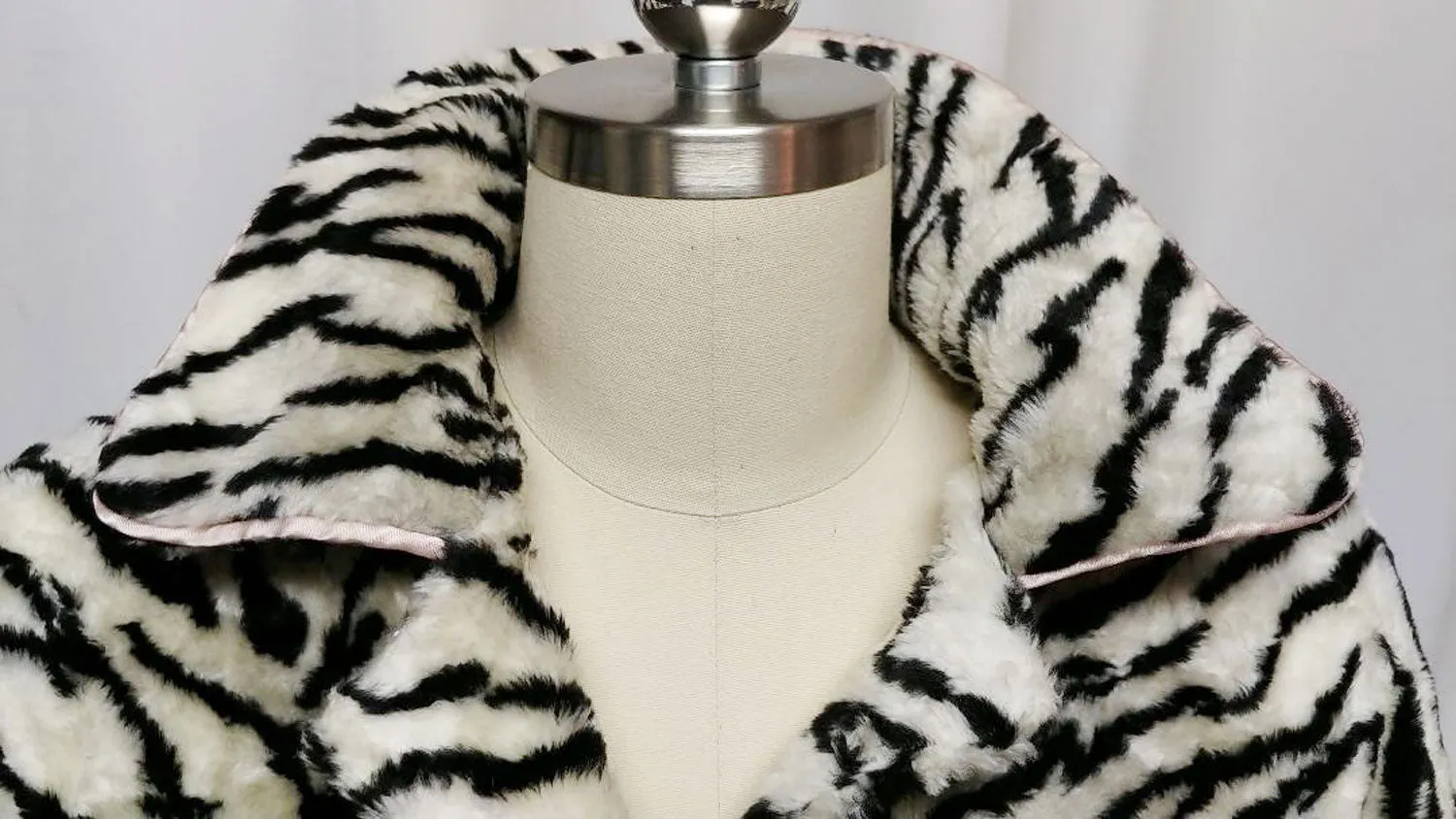 *NEW OLD STOCK - VINTAGE STAN HERMAN FURRY ZEBRA ROBE - NEW WITH TAG